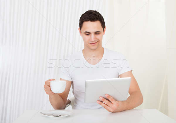 Człowiek cyfrowe tabletka kawy stół przystojny Zdjęcia stock © AndreyPopov