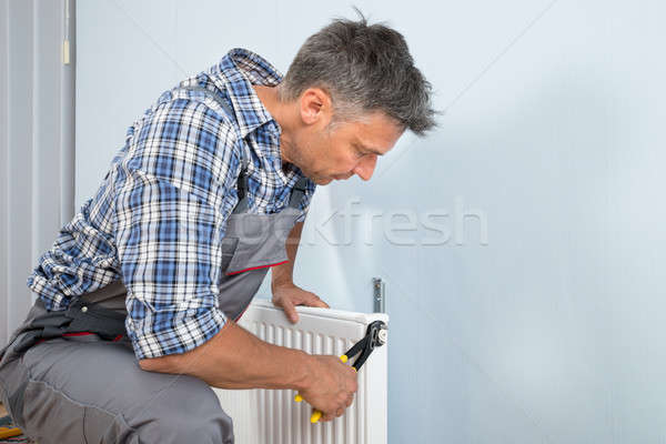 Vízvezetékszerelő megjavít radiátor franciakulcs portré férfi Stock fotó © AndreyPopov
