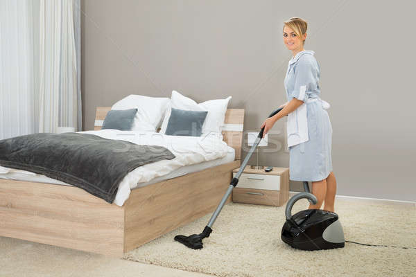 Governanta limpeza aspirador de pó feminino tapete quarto de hotel Foto stock © AndreyPopov