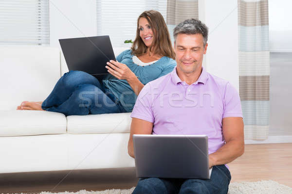 Stockfoto: Paar · laptops · volwassen · gelukkig · woonkamer · computer