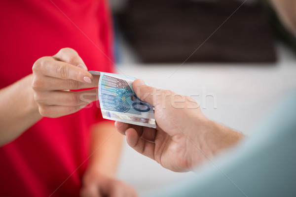 Imagen vendedora pago cliente masculina tienda Foto stock © AndreyPopov
