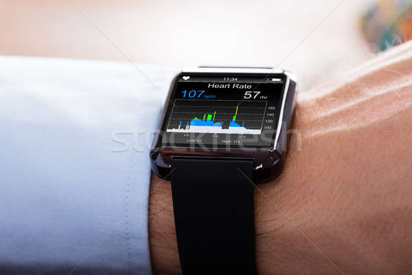 Persoon smart horloge tonen hartslag Stockfoto © AndreyPopov