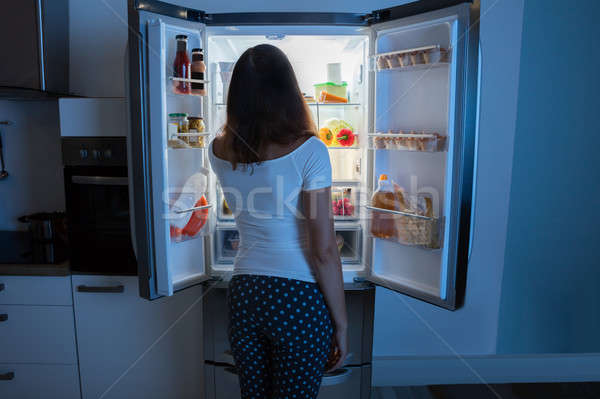 Mirando nevera cocina casa Foto stock © AndreyPopov