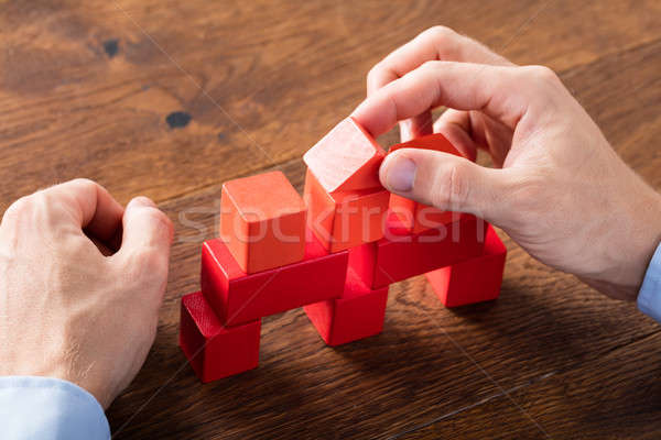 Foto d'archivio: Persona · blocchi · primo · piano · mano · legno · desk