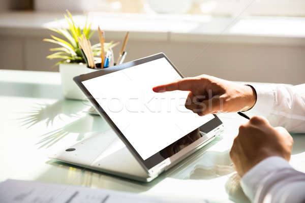 Işadamı dizüstü bilgisayar kullanıyorsanız beyaz ekran el Stok fotoğraf © AndreyPopov