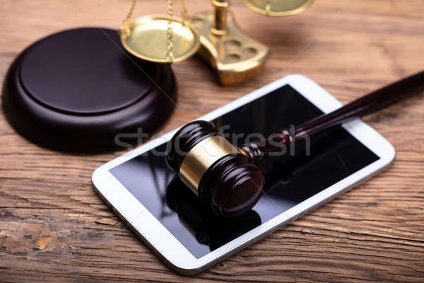 Richter Hammer Smartphone Ansicht Gerechtigkeit Stock foto © AndreyPopov