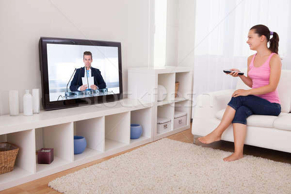 женщину Смотря телевизор счастливым сидят диване Сток-фото © AndreyPopov