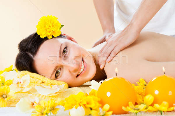 Uśmiechnięta kobieta ramię spa portret uśmiechnięty Zdjęcia stock © AndreyPopov