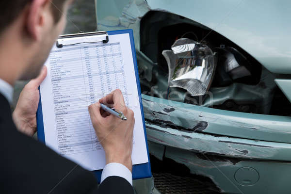 [[stock_photo]]: Assurance · agent · voiture · accident · vue · de · côté