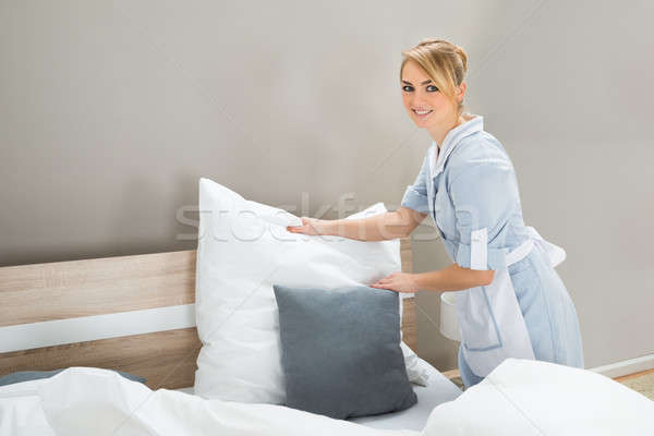 Trabajador almohada jóvenes femenino feliz Foto stock © AndreyPopov