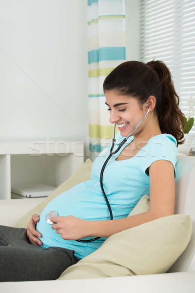 Portret kobieta w ciąży słuchania baby bicie serca szczęśliwy Zdjęcia stock © AndreyPopov