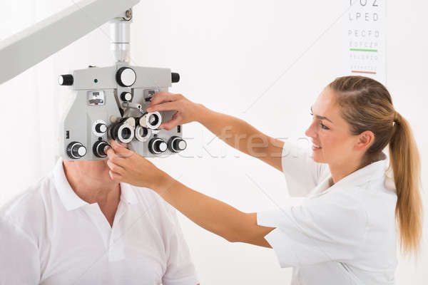 Optometrist testarea pacient fericit femeie Imagine de stoc © AndreyPopov