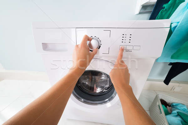 Kişi düğme çamaşır makinesi görmek kadın Stok fotoğraf © AndreyPopov