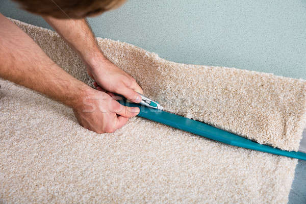 Rzemieślnik ręce cięcie dywan Zdjęcia stock © AndreyPopov