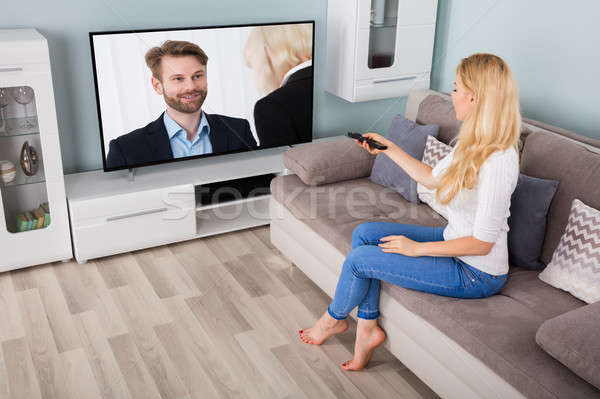 Kobieta sofa oglądanie telewizji młoda kobieta oglądania film Zdjęcia stock © AndreyPopov