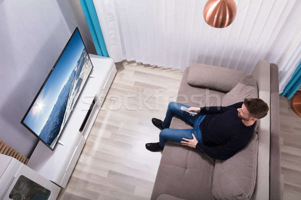 年輕人 遠程 看電視 視圖 商業照片 © AndreyPopov