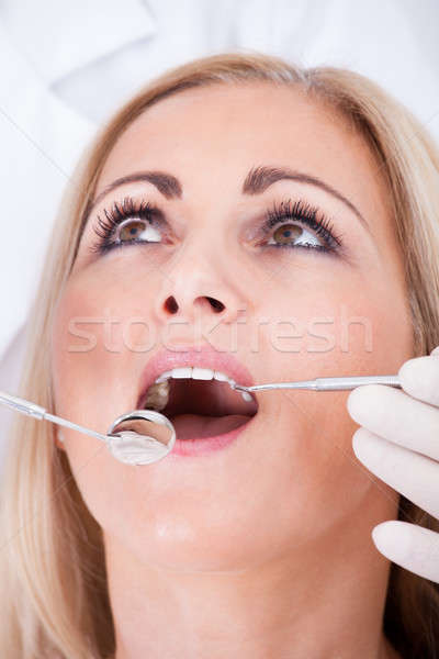 Dentista examinar paciente primer plano femenino mano Foto stock © AndreyPopov