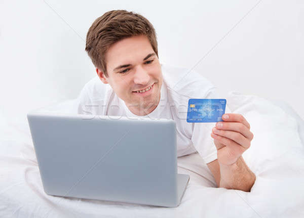 Hombre compras línea casa tarjeta de crédito portátil Foto stock © AndreyPopov
