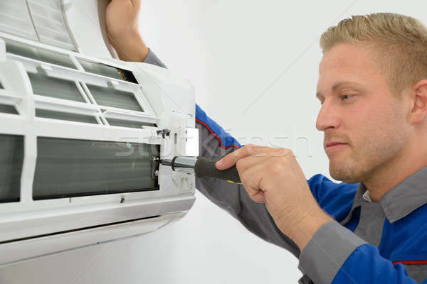 [[stock_photo]]: Technicien · climatiseur · portrait · jeunes · Homme