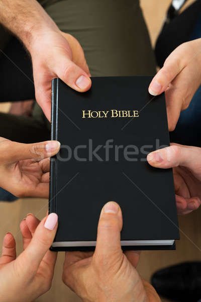 Personas Biblia grupo de personas rezando Foto stock © AndreyPopov