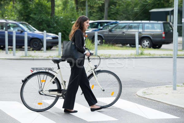 Lächelnd Geschäftsfrau Handtasche Pendeln Fahrrad Seitenansicht Stock foto © AndreyPopov