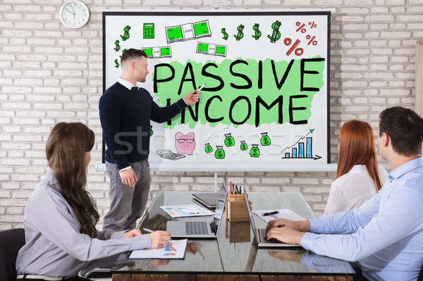 Geschäftsmann Präsentation Einkommen passive Stock foto © AndreyPopov
