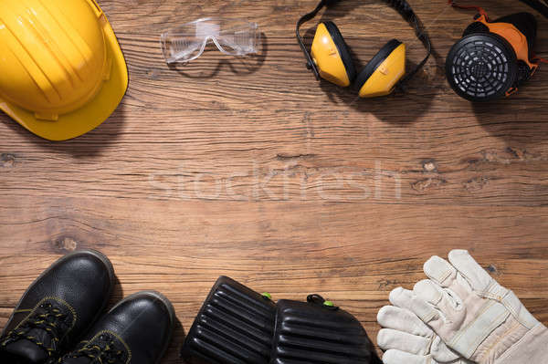 Gelb Schutzhelm Sicherheitsausrüstung Holz Raum Stock foto © AndreyPopov