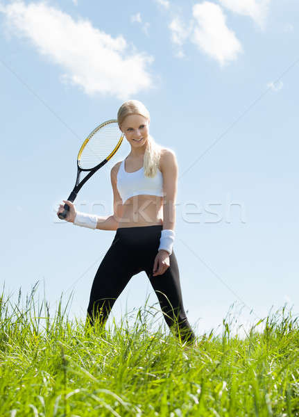 Portret młodych kobiet stałego dziedzinie Zdjęcia stock © AndreyPopov