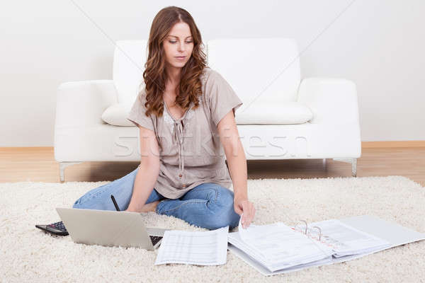 Jeunes étudiant travail salon souriant jeune femme [[stock_photo]] © AndreyPopov