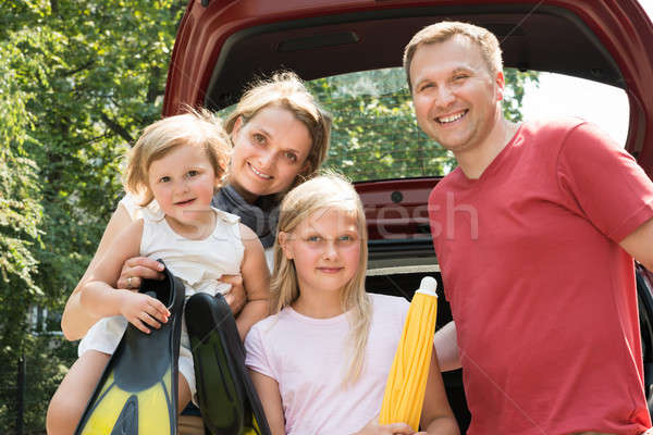 Fericit de familie calator maşină în aer liber shot familie Imagine de stoc © AndreyPopov