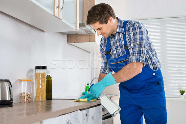 Lavoratore pulizia straccio giovani complessivo cucina Foto d'archivio © AndreyPopov