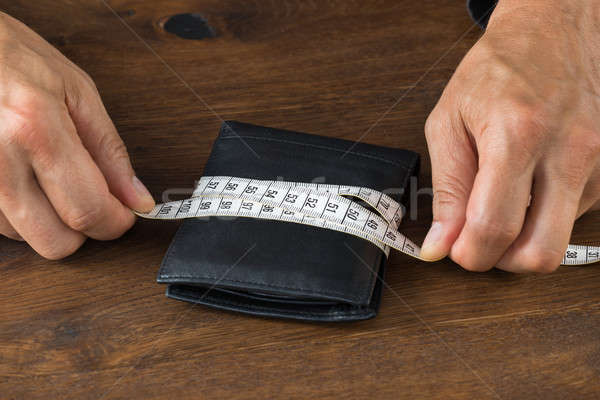 Stock foto: Geschäftsmann · Verpackung · Brieftasche · Maßband · Bild · Schreibtisch