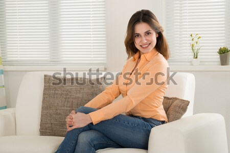 Fericit femeie tensiune arteriala canapea portret Imagine de stoc © AndreyPopov