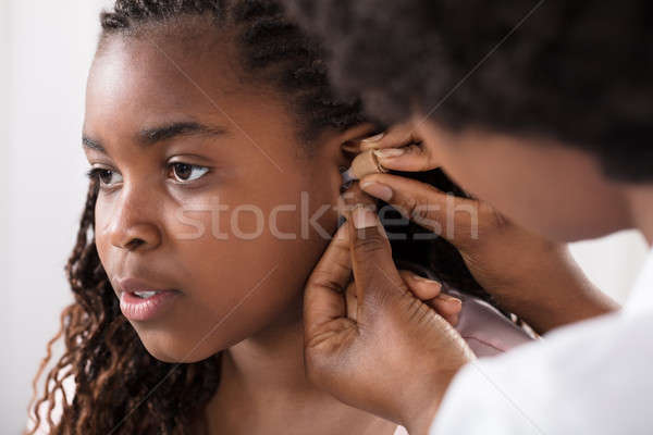 [[stock_photo]]: Médecin · prothèse · auditive · oreille · médicaux · santé