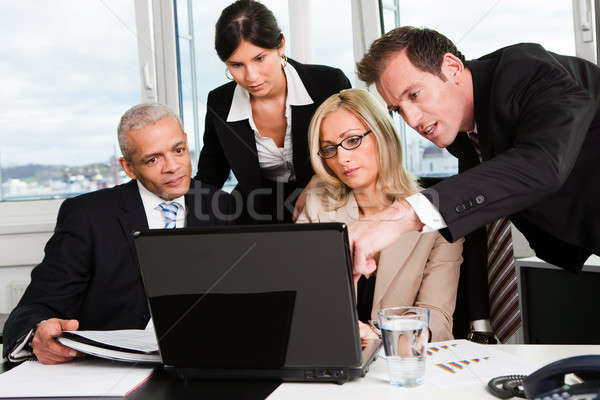 Imagine de stoc: Echipa · de · afaceri · Reuniunea · muncă · afaceri · calculator