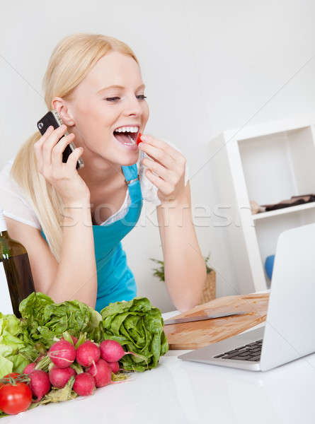 Vrolijk jonge vrouw koken keuken computer vrouw Stockfoto © AndreyPopov