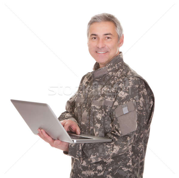 Matur soldat laptop izolat alb Imagine de stoc © AndreyPopov