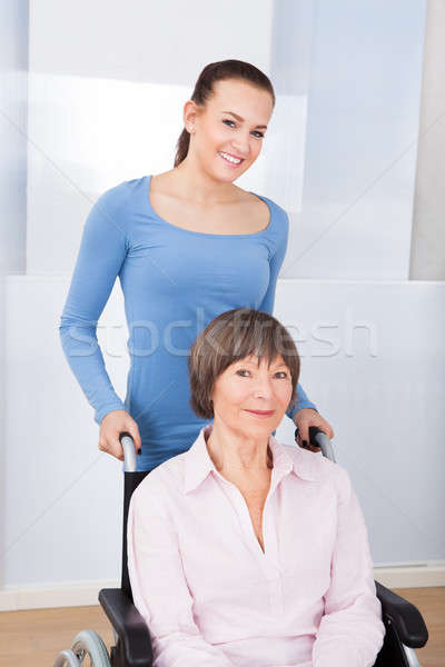 Zdjęcia stock: Opiekun · niepełnosprawnych · starszy · kobieta · wózek · portret