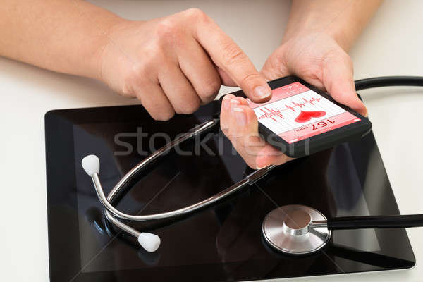 Médico mirando aplicación salud primer plano Foto stock © AndreyPopov
