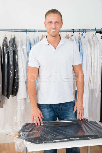 商業照片: 男子 · 常設 · 服裝 · 存儲 · 肖像 · 年輕