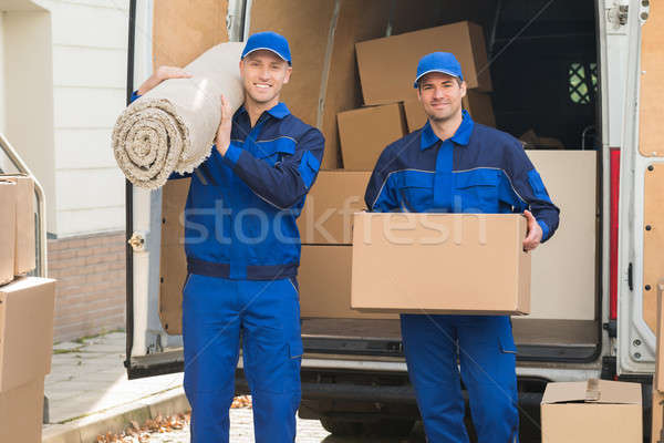 Stock foto: Glücklich · Lieferung · Männer · tragen · Karton · Teppich