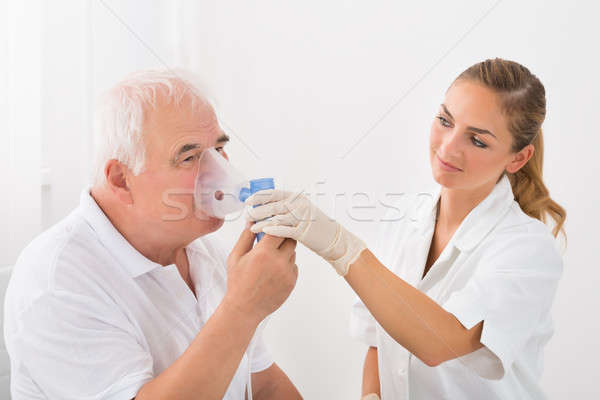 病人 氧氣面具 女 醫生 看 高級 商業照片 © AndreyPopov
