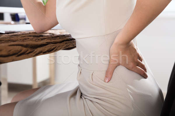 Feminino gerente sofrimento dor nas costas tocante Foto stock © AndreyPopov