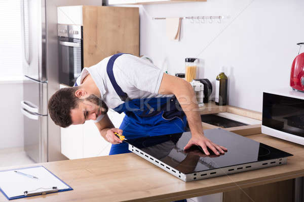 Foto stock: Eletricista · fogão · masculino · chave · de · fenda · casa