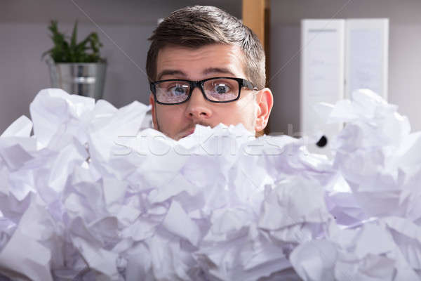 Empresario mirando papel primer plano Foto stock © AndreyPopov