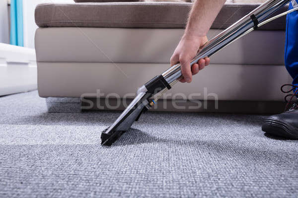 Concierge nettoyage tapis main aspirateur maison [[stock_photo]] © AndreyPopov