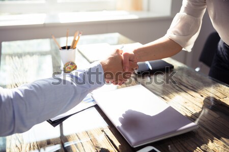 Stock foto: Zwei · Händeschütteln · Schreibtisch · Büro