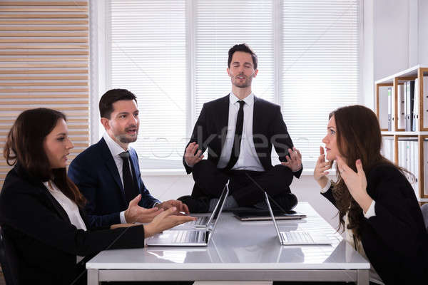 Zdjęcia stock: Biznesmen · biuro · koledzy · rozmowy · działalności