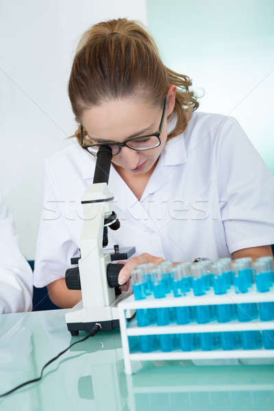 Kadın laboratuvar teknisyen mikroskop okumak test sonuçları Stok fotoğraf © AndreyPopov