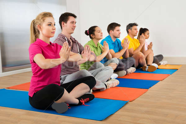 Gruppe Menschen Meditation Fitnessstudio Frau Hände Stock foto © AndreyPopov